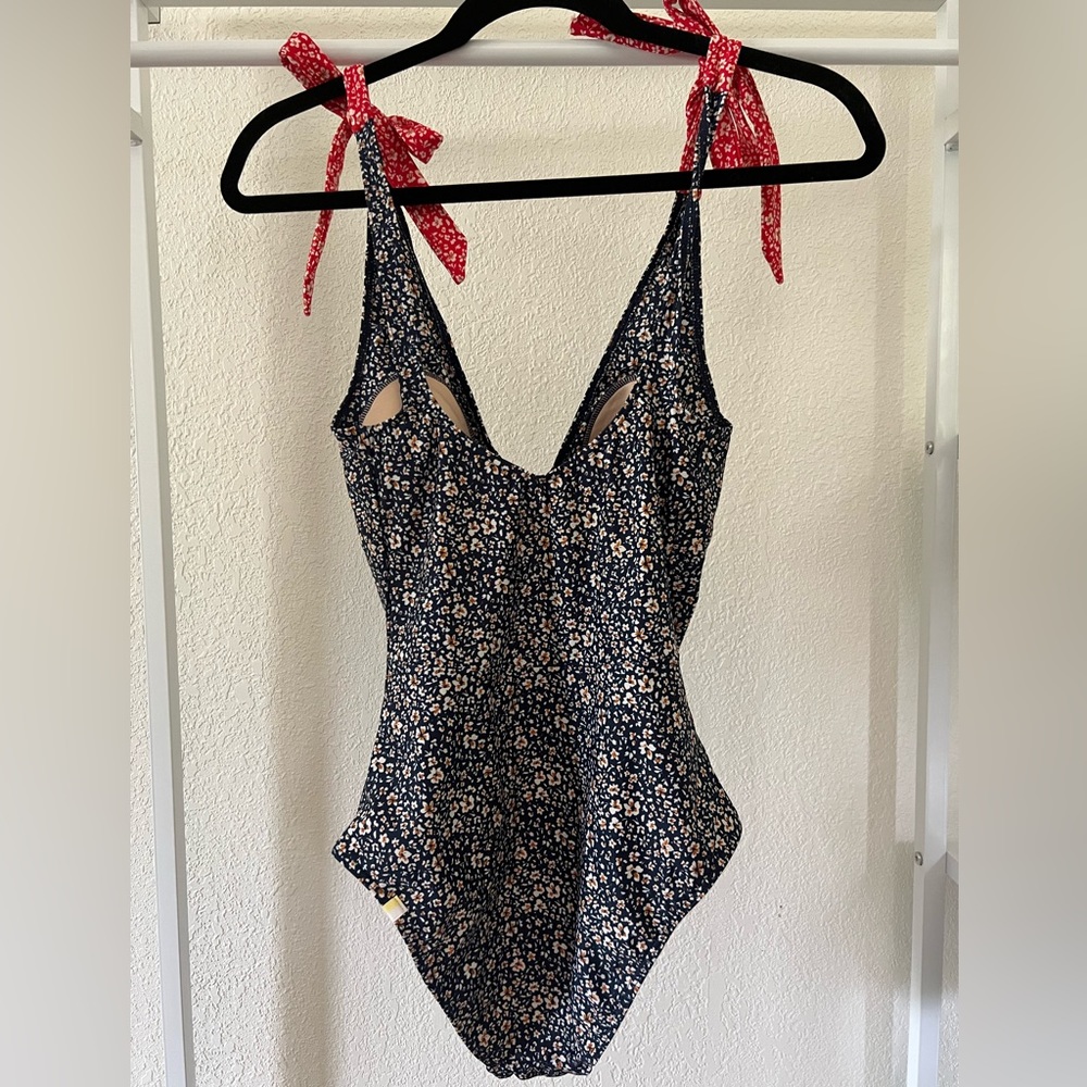 Summersalt Tie Backflip One-Piece Swimsuit in Red & Blue Floral. Size 4. - Picture 4 of 11
